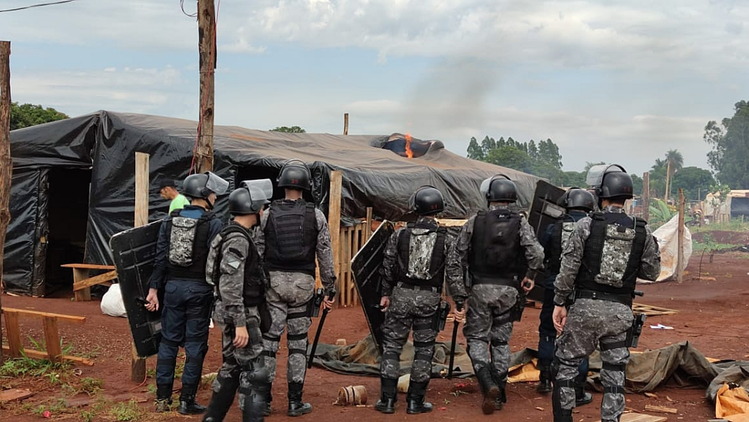 Construtor diz que aderiu a invas&atilde;o ap&oacute;s anos na fila de espera da casa pr&oacute;pria 