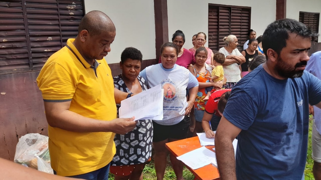 Servidores da Sa&uacute;de fazem mutir&atilde;o at&eacute; &agrave;s 9 da noite para entrega de cestas 