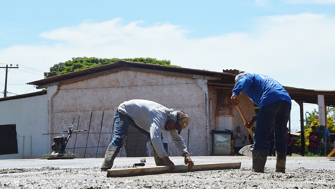 Prefeitura inicia concretagem da quadra da escola da Aldeia Terer&eacute;