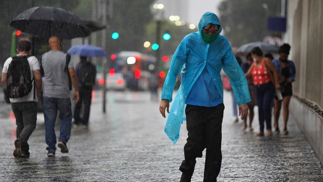 48% s&atilde;o a favor de exigir m&aacute;scara em locais abertos e fechados