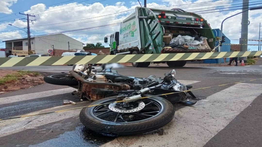 Motociclista morre em acidente com caminh&atilde;o de coleta de lixo 
