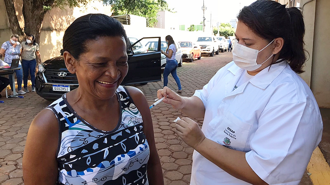 No drive thru do Pa&ccedil;o, Sa&uacute;de aplica 600 doses de vacina: 400 da influenza e 200 contra Covid-19 