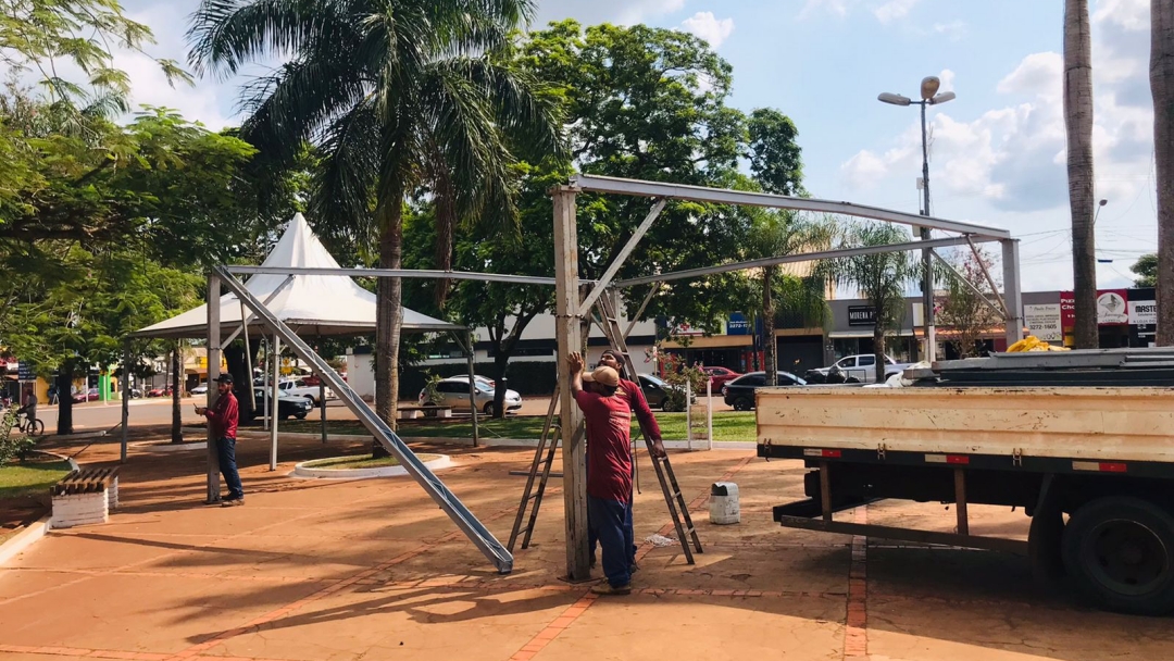 Come&ccedil;a a montagem do palco para a festa da virada na Pra&ccedil;a Central