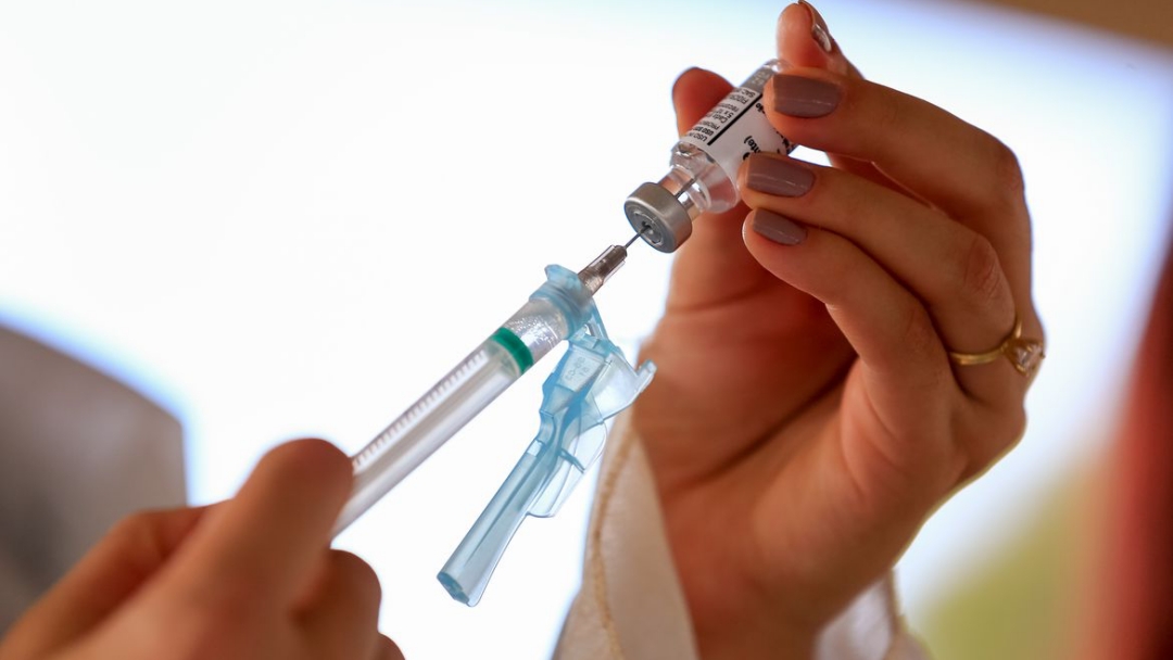 Vacina brasileira contra a covid-19 &eacute; aplicada pela primeira vez