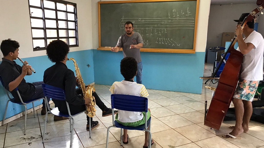 No Morada da Serra, crian&ccedil;as t&ecirc;m aulas para aprender a tocar na Orquestra Sinf&ocirc;nica