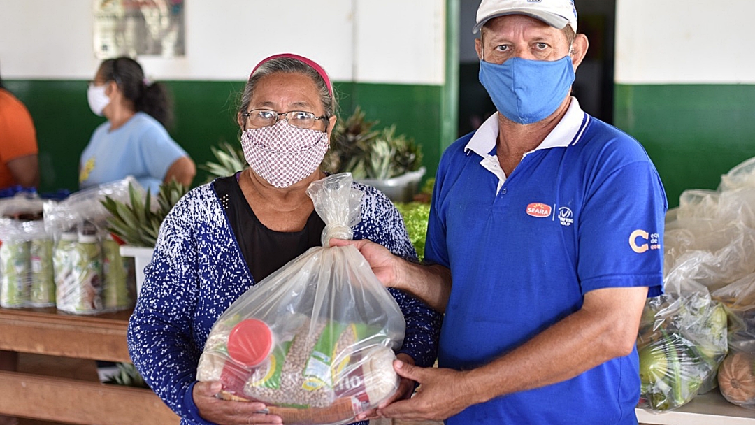 Na entrega de cestas, prefeita anuncia que dia 24 come&ccedil;a distribui&ccedil;&atilde;o de g&aacute;s