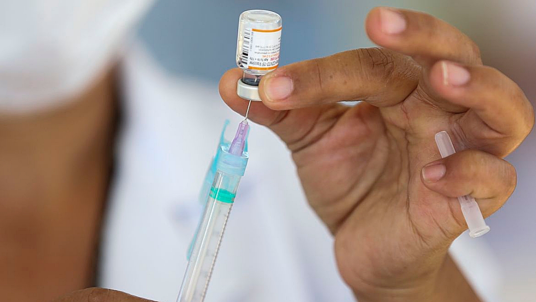 Em um ano de vacina&ccedil;&atilde;o, quase 70% dos brasileiros j&aacute; tomaram 2 doses