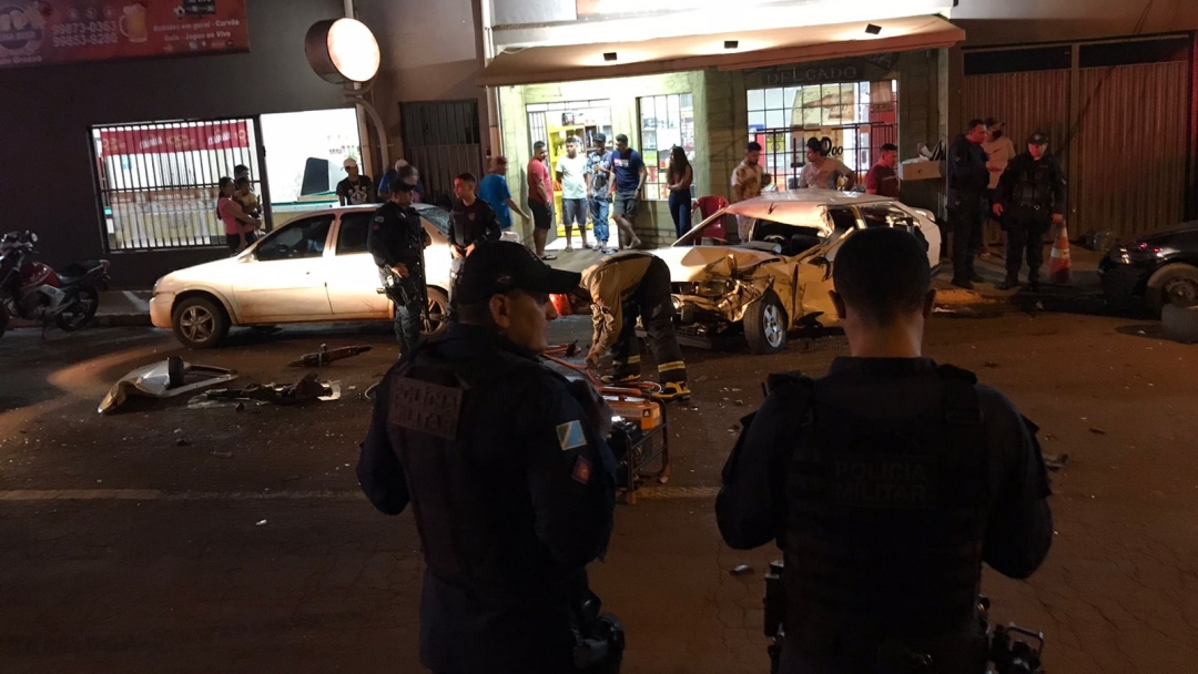 Embriagado e com estouro de pneu, motorista de F-250 provoca tripla colis&atilde;o 