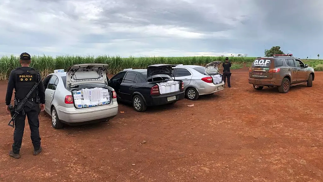 Pol&iacute;cia apreende 3 carros com R$ 4,7 milh&otilde;es em contrabando em Sidrol&acirc;ndia