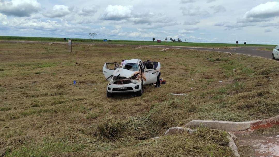 Caminhonete capota em rotat&oacute;ria na BR-060 em Sidrol&acirc;ndia