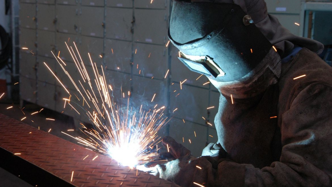 Ind&uacute;strias crescem 2,9% em dezembro e fecham ano com alta