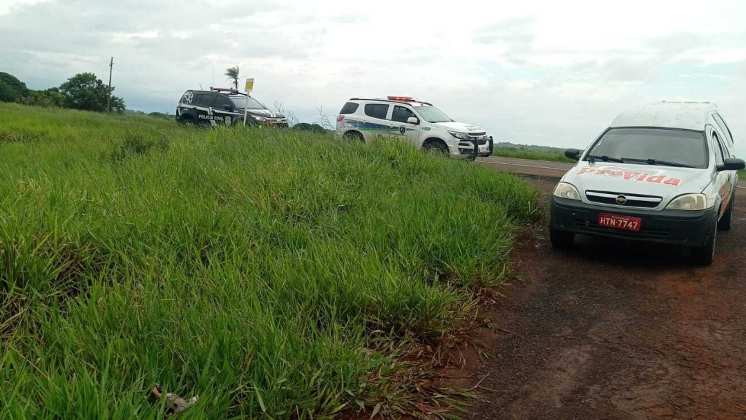 Corpo de mulher com bra&ccedil;o e pesco&ccedil;o quebrados achado na margem da BR-060