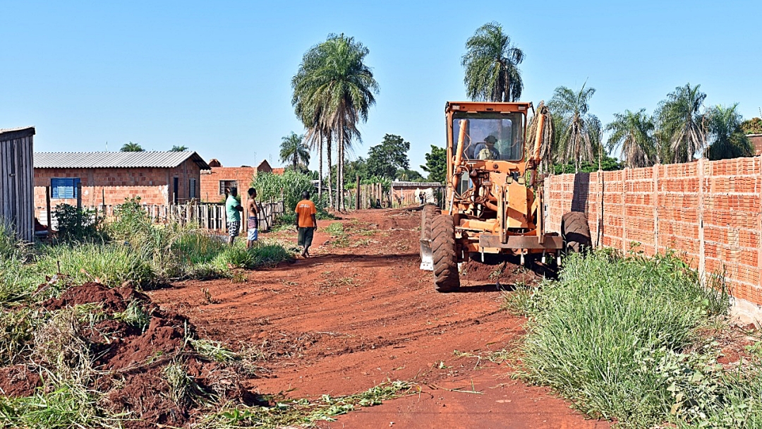 Prefeitura faz mutir&atilde;o de limpeza e cascalha ruas da Comunidade Jatob&aacute;