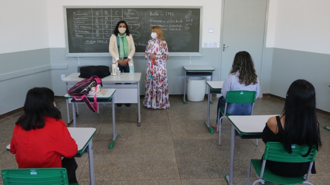 Ano letivo come&ccedil;a nesta 2&ordf;-feira com ensino em tempo integral em 2 escolas 