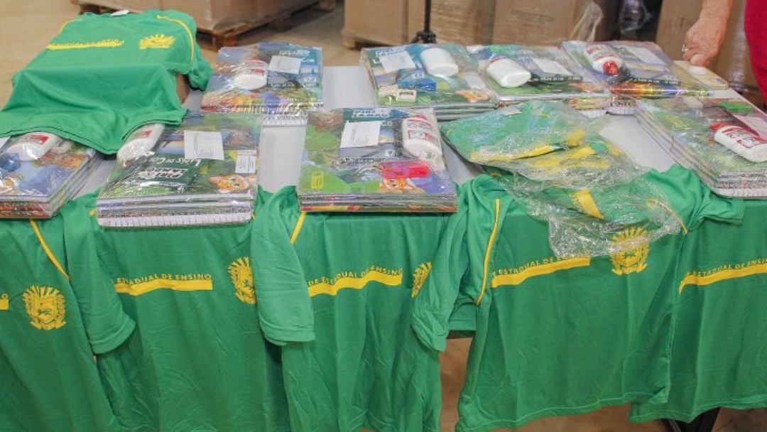 Com investimento de R$ 17,6 milh&otilde;es, Governo entrega kits e uniformes escolares