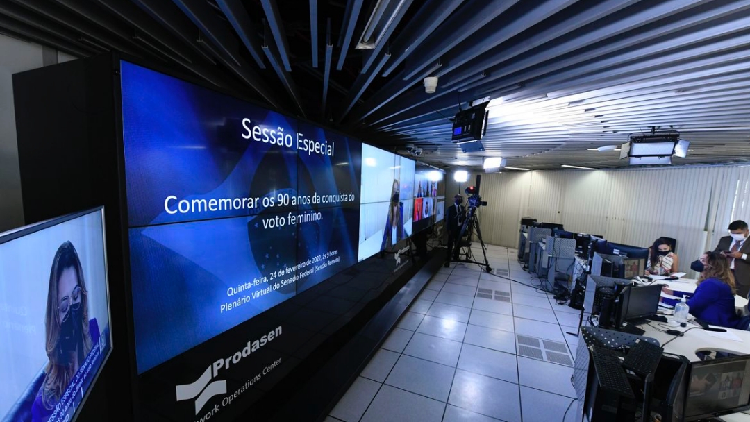 Senadoras comemoram 90 anos do voto feminino no Brasil