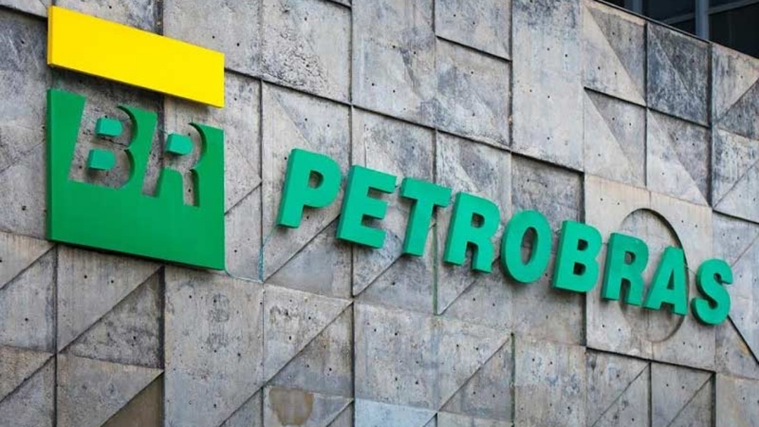 Petrobras salta com alta do petr&oacute;leo, mas risco pol&iacute;tico promete volatilidade