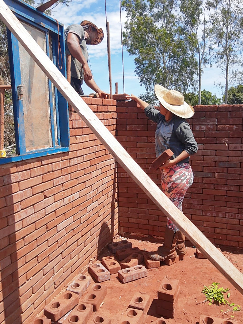 âM&atilde;o na massa: Obra em fam&iacute;lia, casa feita com tijolos ecol&oacute;gicos &eacute; oportunidade de aprendizado em Sidrol&acirc;ndia