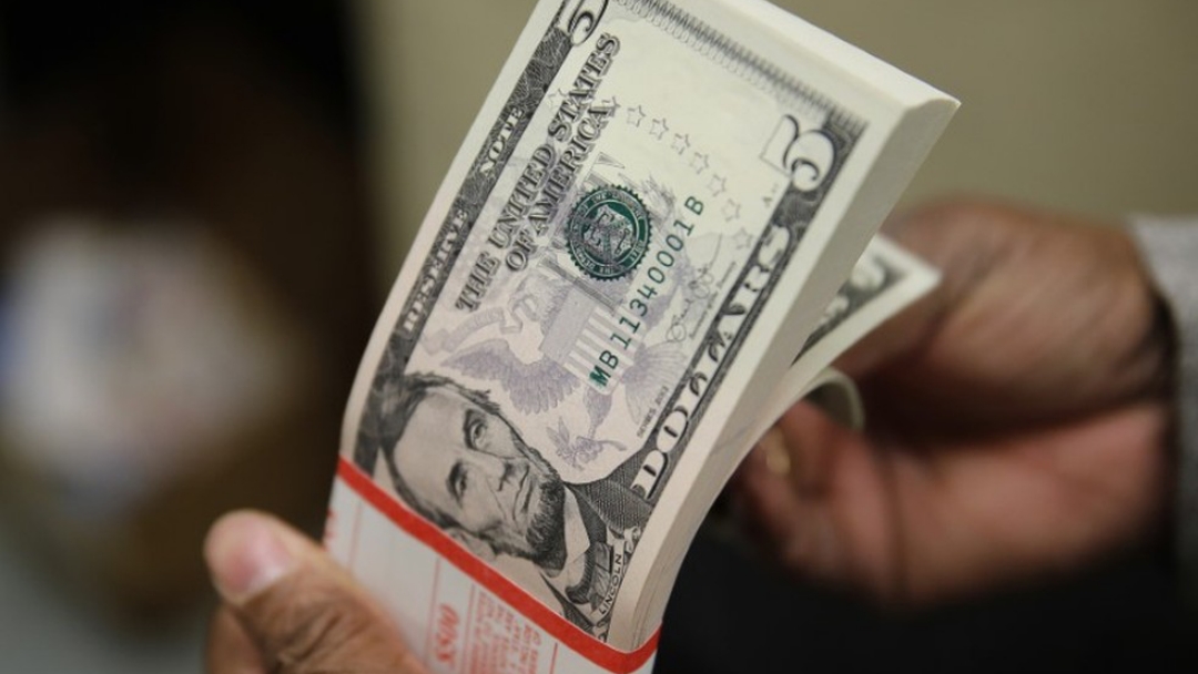 D&oacute;lar cai abaixo de R$ 5,05