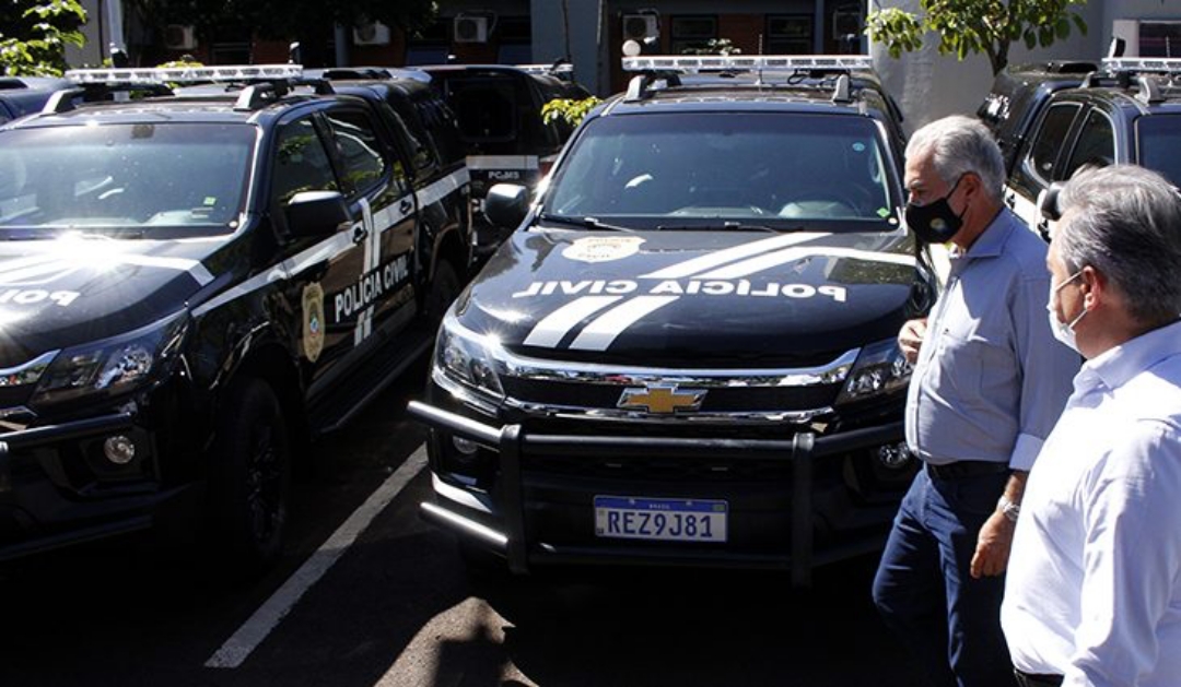 Governador entrega novas viaturas e fuzis para as for&ccedil;as de seguran&ccedil;a de MS