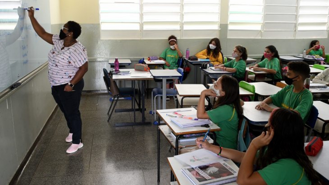 Professores comemoram reajuste de 34%, que reflete na melhoria da qualidade de ensino aos alunos