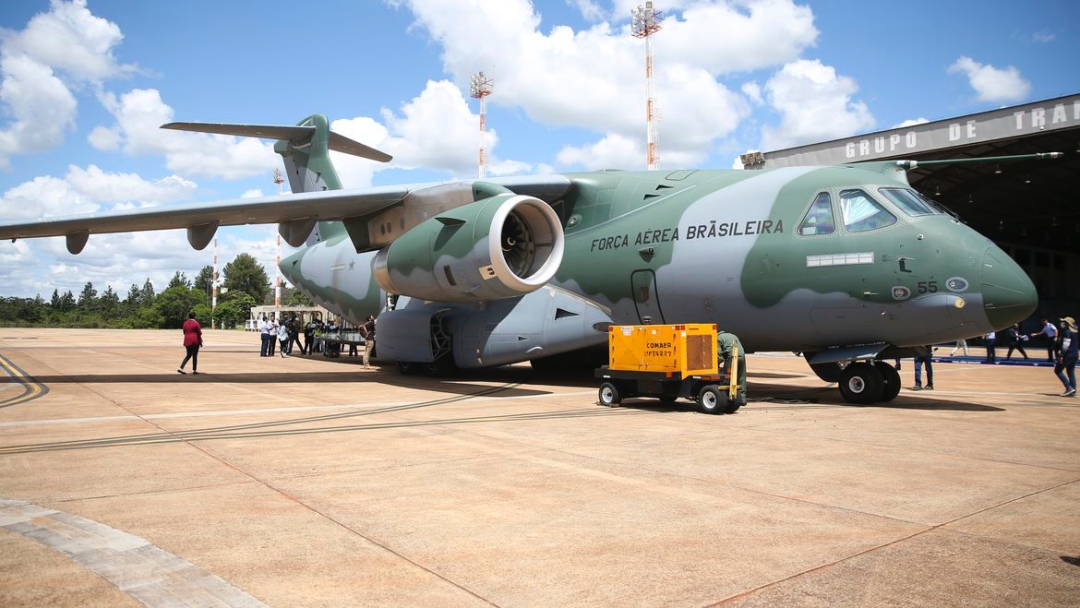 Avi&atilde;o da FAB pousa na Pol&ocirc;nia para repatriar brasileiros