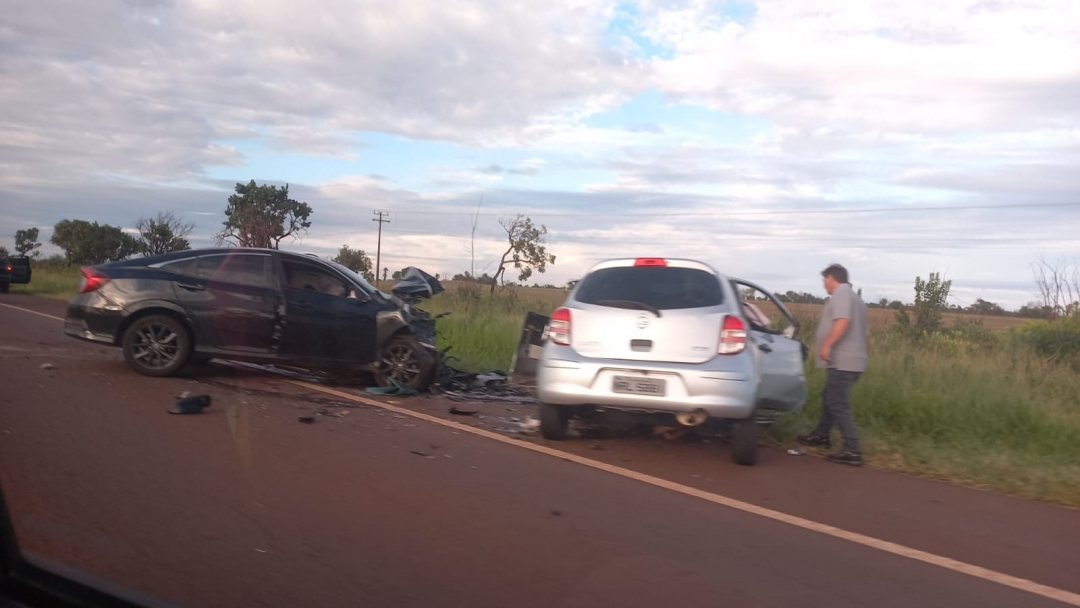 Choque frontal entre ve&iacute;culos de passeio na BR-060 provoca mortes