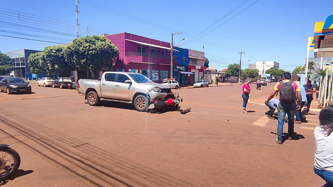 Hilux avan&ccedil;a preferencial em cruzamento da Jo&atilde;o M&aacute;rcio e atinge motociclista 