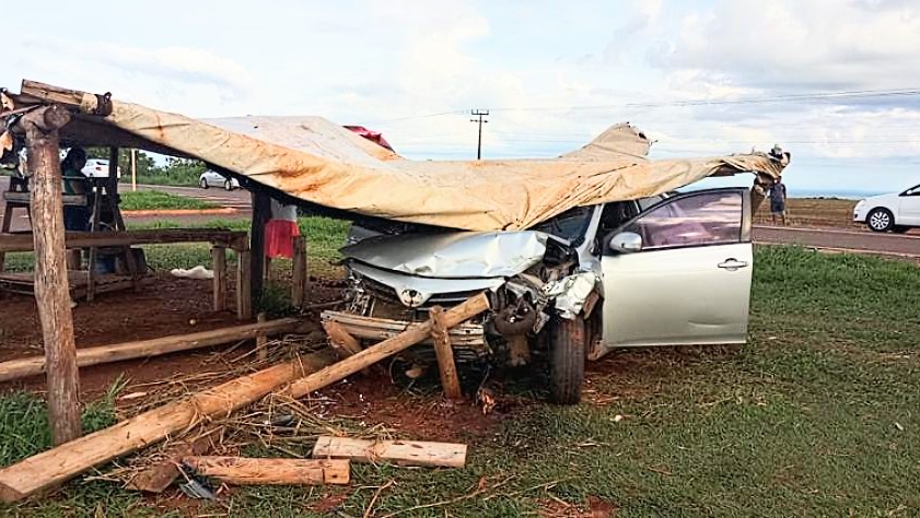 Em novo acidente no trevo de acesso ao Cap&atilde;o Seco, Uno bate em Corolla