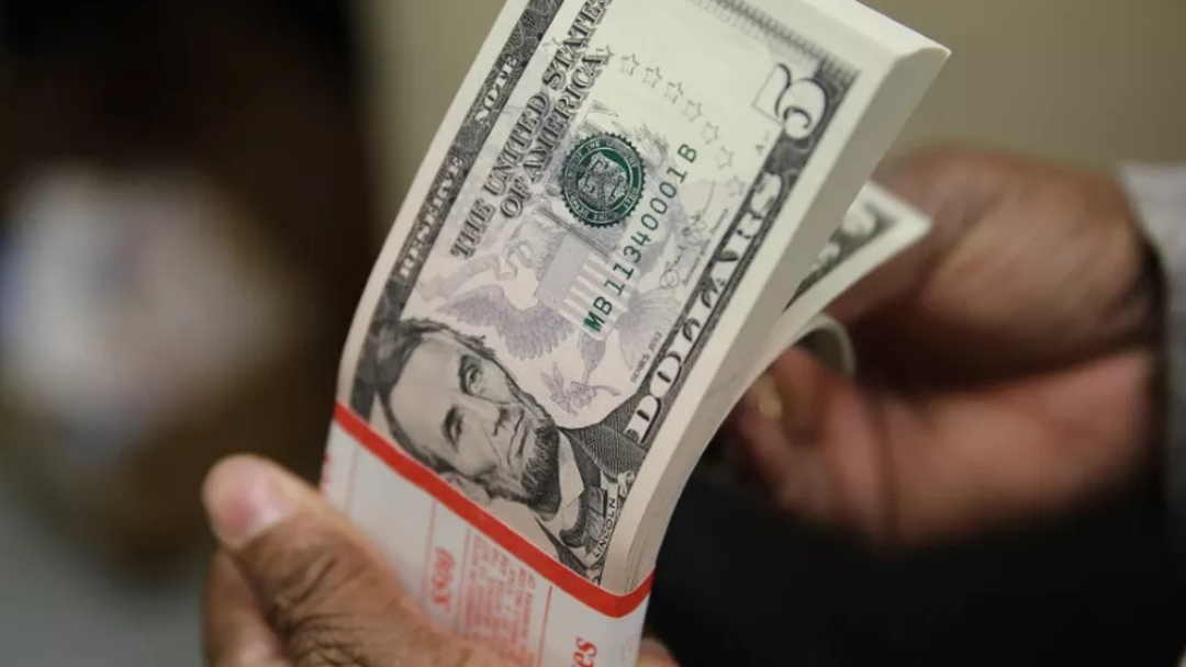 D&oacute;lar engata quinto preg&atilde;o consecutivo de quedas e chega a R$ 4,90