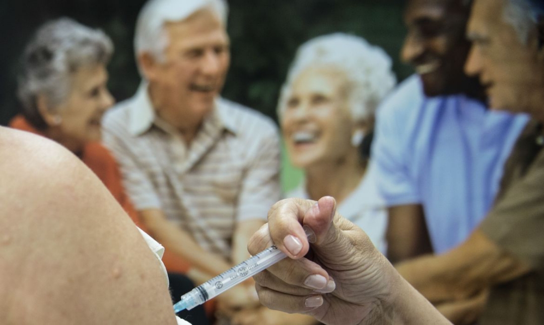 Sa&uacute;de recomenda segunda dose de refor&ccedil;o para idosos acima de 80 anos