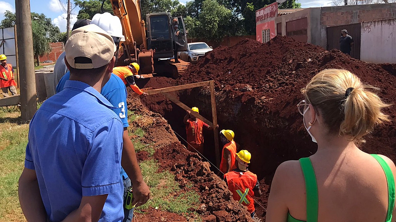 Prefeita vistoria obras de pavimenta&ccedil;&atilde;o no S&atilde;o Bento e Jardim Para&iacute;so