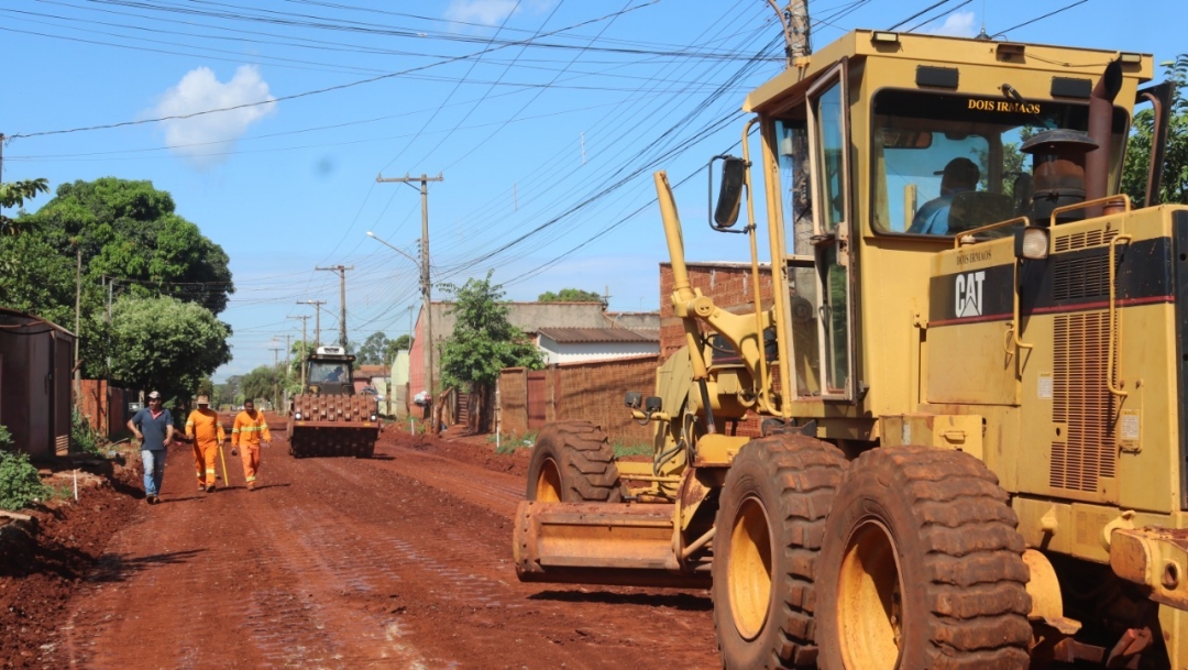 Prefeita vistoria obras de pavimenta&ccedil;&atilde;o no S&atilde;o Bento e Jardim Para&iacute;so