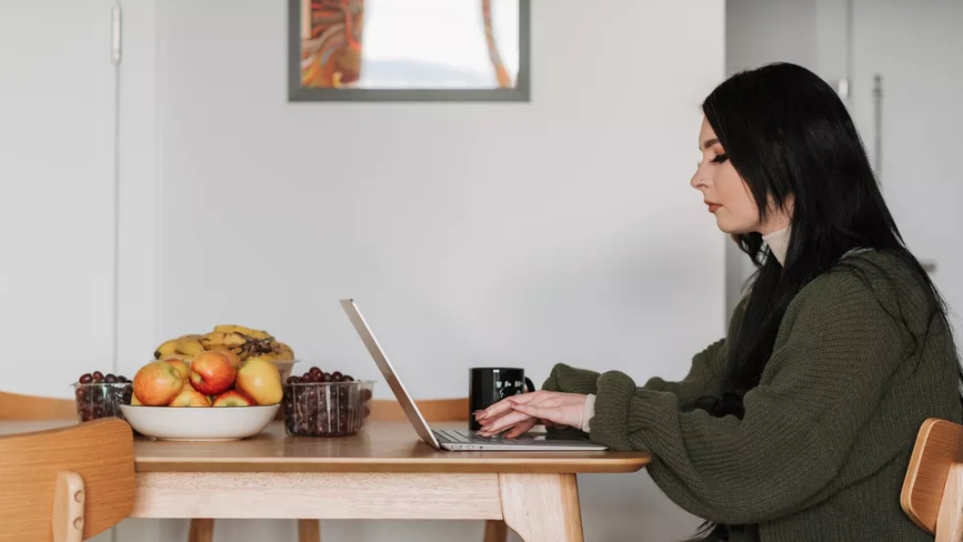 Bolsonaro assina novas regras para o home office; veja o que muda