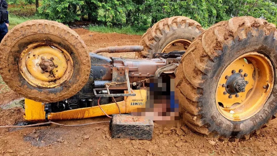 Trator empina e esmaga rapaz que tentava desatolar outra m&aacute;quina