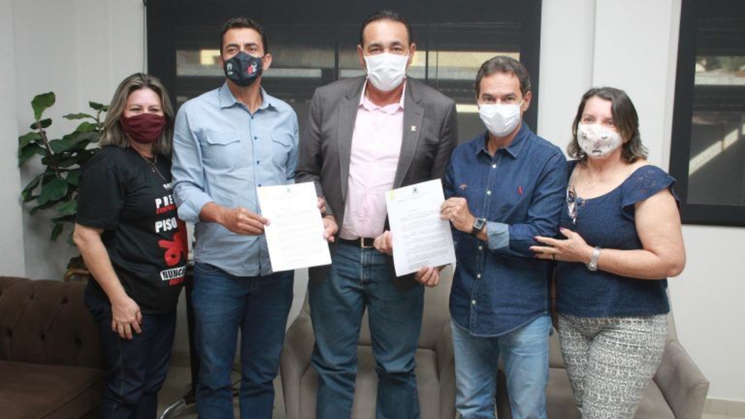 Marquinhos sanciona reajuste salarial de professores em Campo Grande