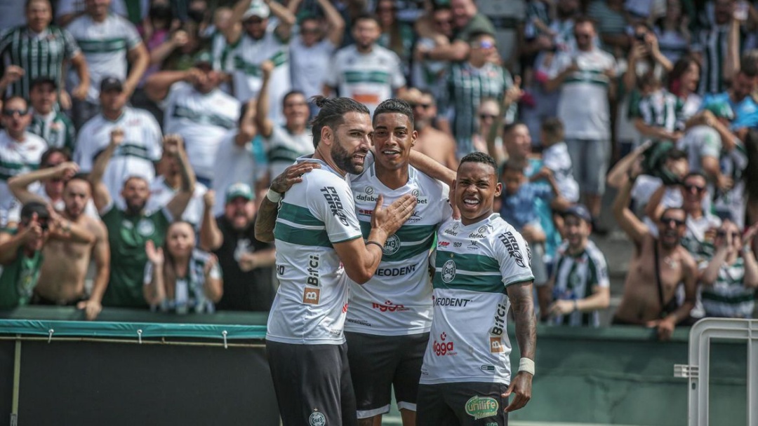 Coritiba estreia no Brasileiro com vit&oacute;ria sobre o Goi&aacute;s: 3 a 0