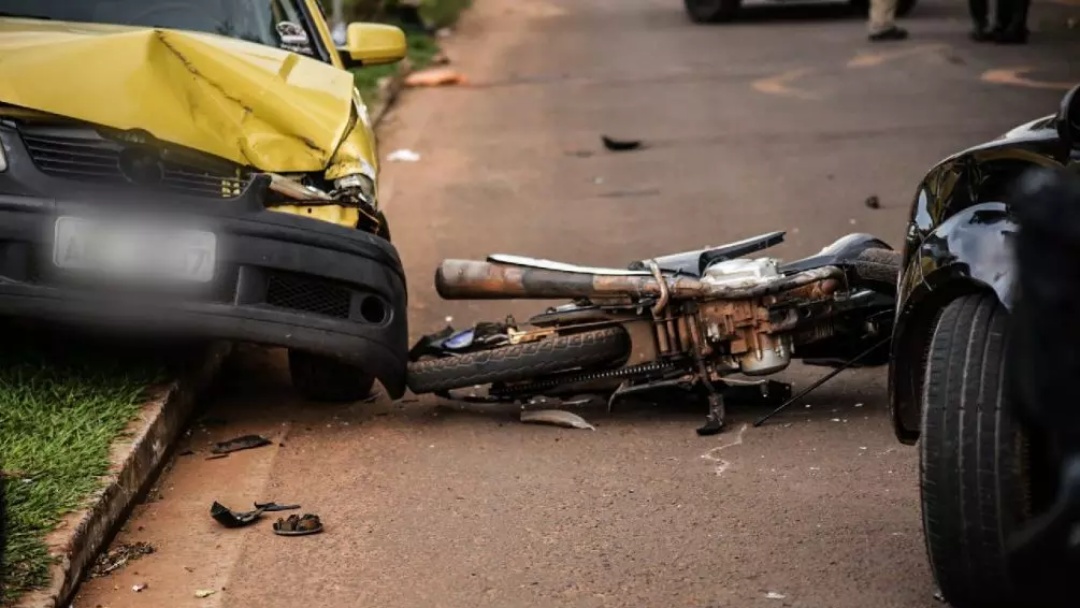 Acidente envolve tr&ecirc;s ve&iacute;culos e adolescente fica em estado grave no Jardim Col&uacute;mbia