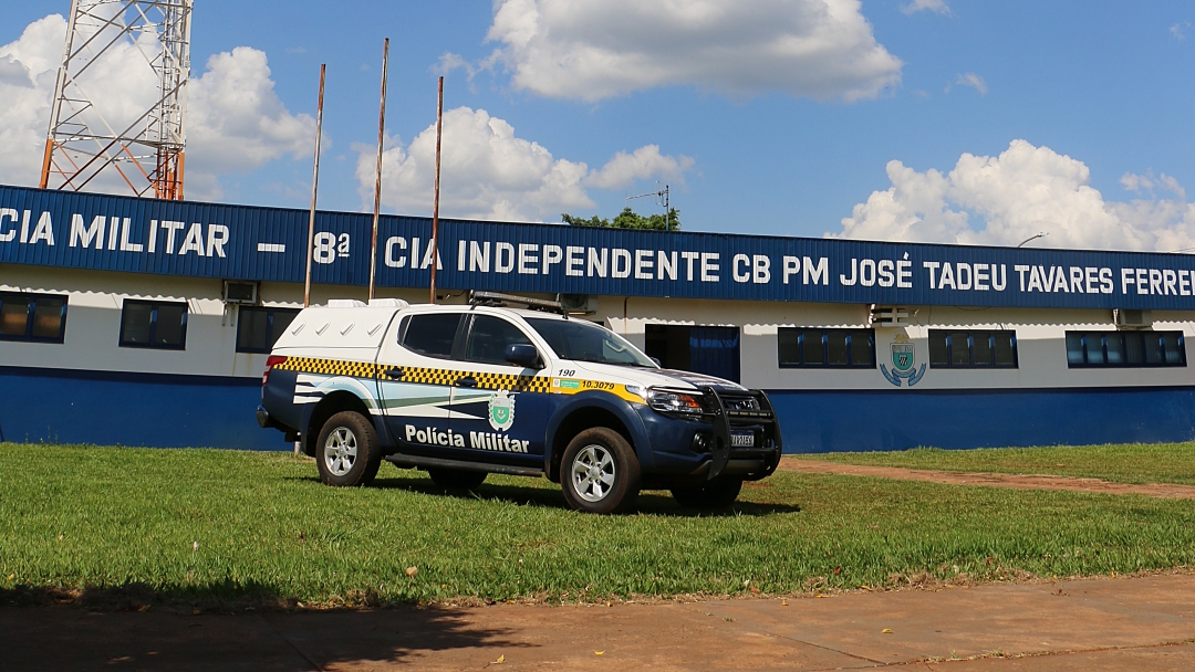 Moradores prendem e amarram na &aacute;rvore autor de homic&iacute;dio at&eacute; a chegada da PM