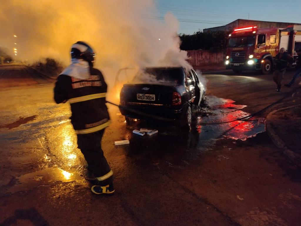 Ve&iacute;culo carregado com cigarro do Paraguai pega fogo no centro