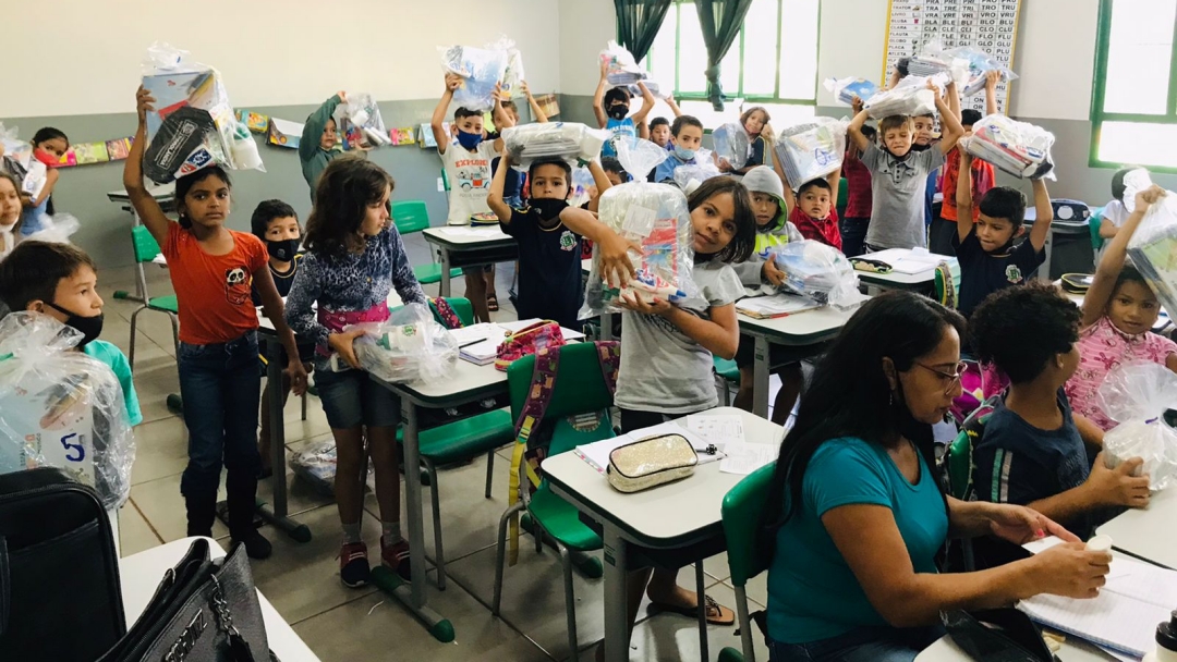 Educa&ccedil;&atilde;o inicia a entrega do kit escolar para os alunos da Rede Municipal