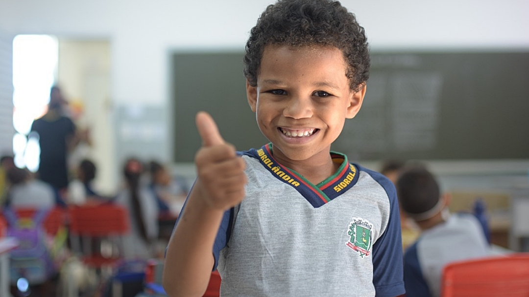 Prefeitura inicia pelos alunos da Escola Olinda Brito entrega de uniformes