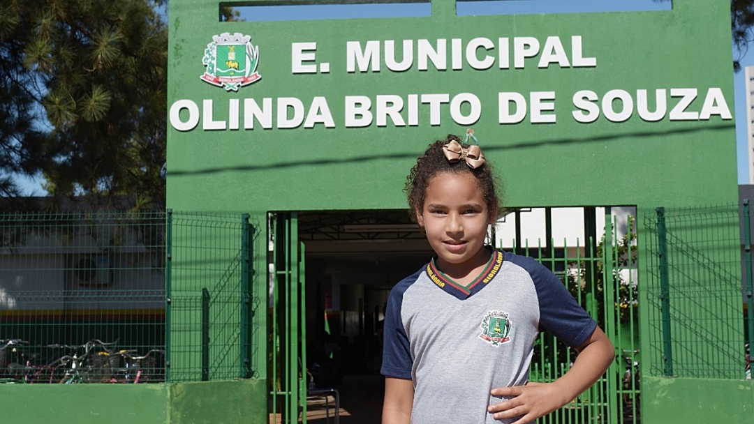 Prefeitura inicia pelos alunos da Escola Olinda Brito entrega de uniformes