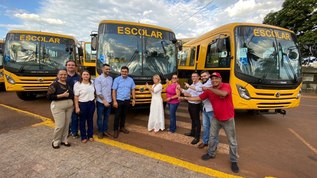 Prefeitura entrega 5 &ocirc;nibus do transporte escolar e planeja biblioteca itinerante