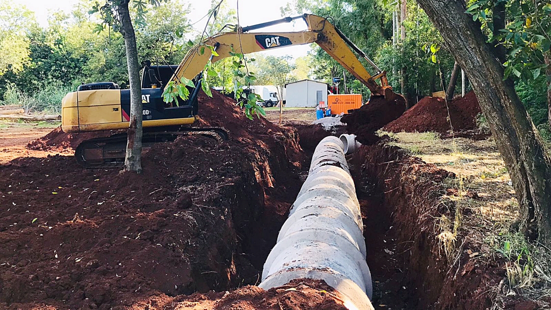 Retomada obra de drenagem e pavimenta&ccedil;&atilde;o do acesso ao frigor&iacute;fico