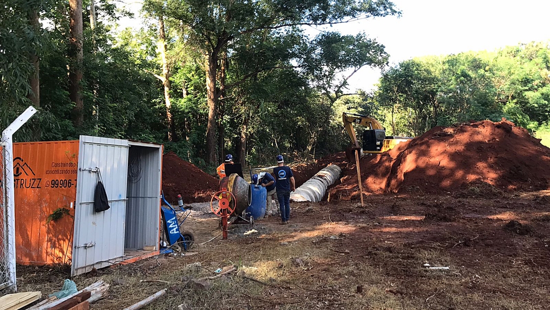 Retomada obra de drenagem e pavimenta&ccedil;&atilde;o do acesso ao frigor&iacute;fico