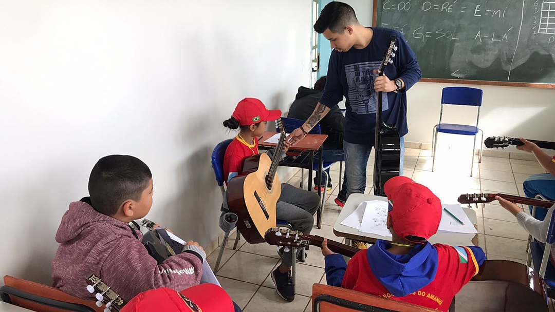 Alunos do Bombeiros do Amanh&atilde; iniciam aulas de m&uacute;sica na Casa da Cultura