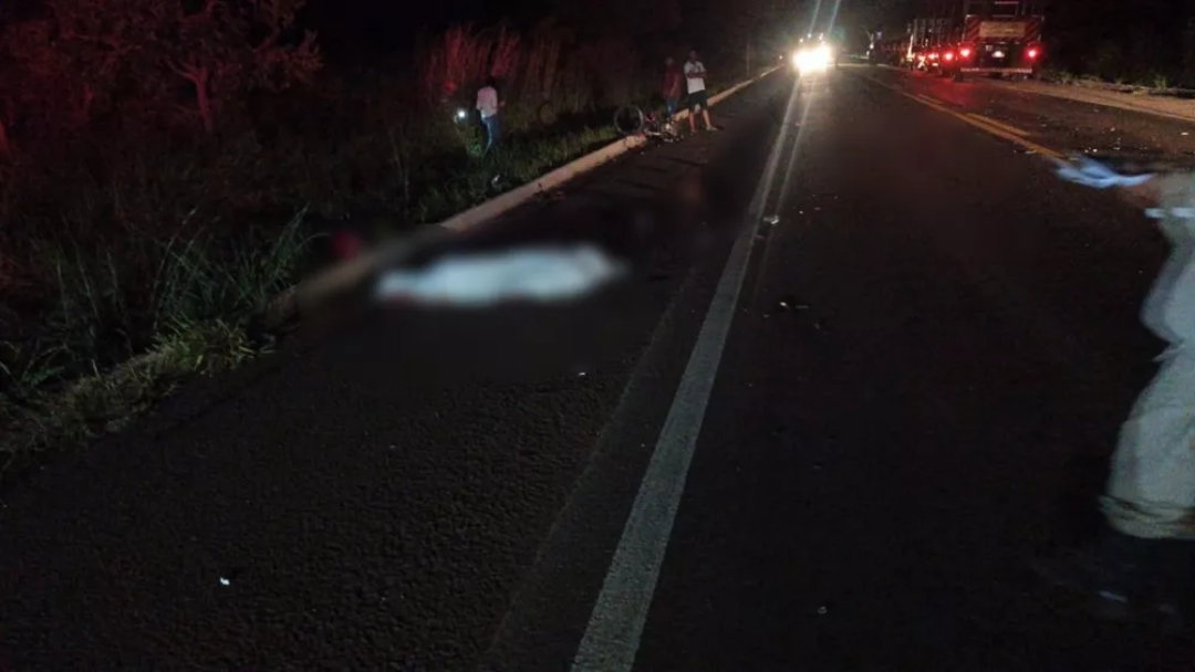 Homem morre ap&oacute;s colidir motocicleta com caminh&atilde;o na BR-262
