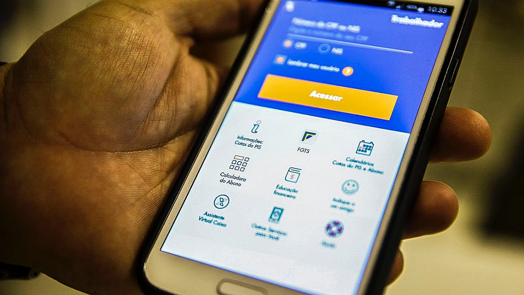 Trabalhadores nascidos em abril podem sacar at&eacute; R$ 1 mil