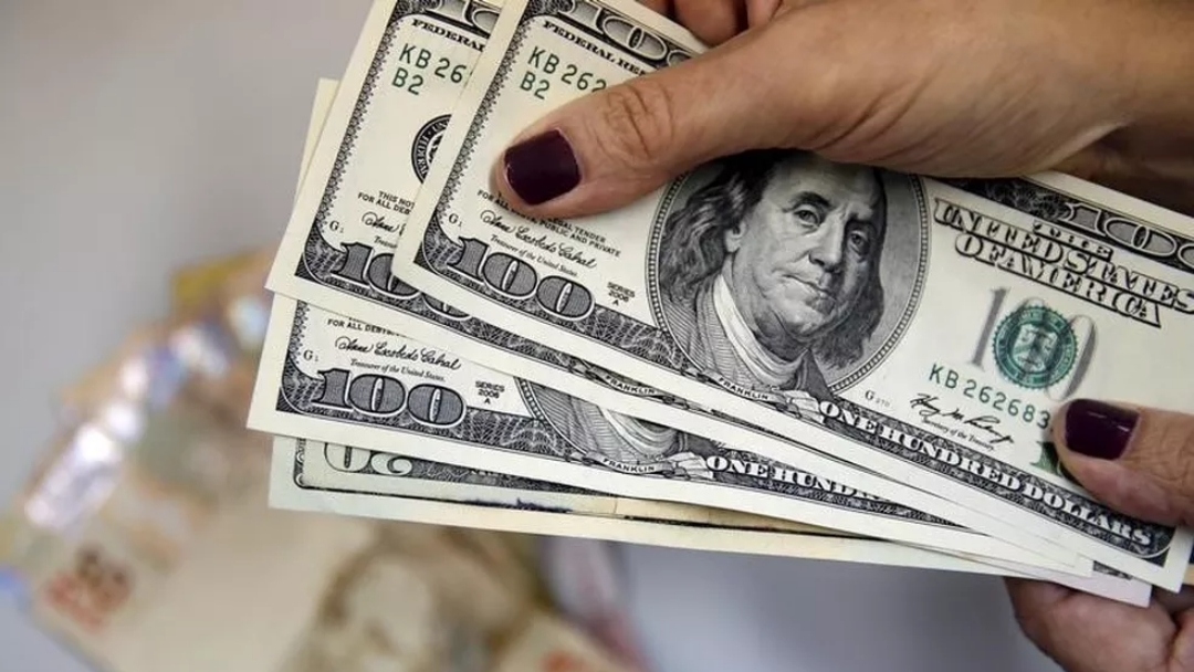 D&oacute;lar cai pelo 3&deg; preg&atilde;o seguido e chega a R$ 4,80